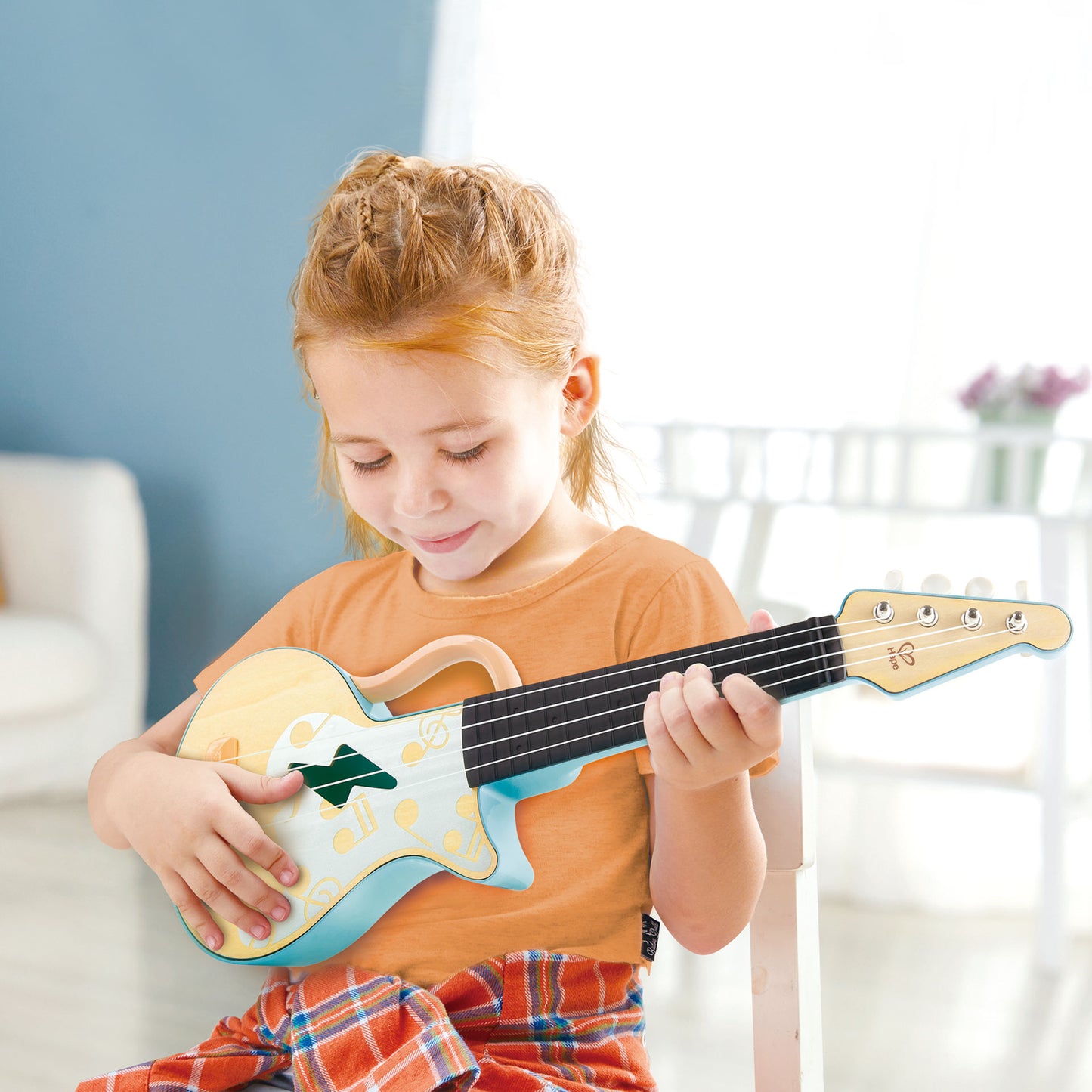 Jucarie din lemn – Instrument Ukulele (chitara) alba copii – invata sa canti cu lumini