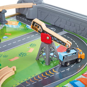 Jucarie din lemn - Masa cu trenuri (70 piese)