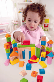 Cuburi din lemn de construit cu litere si cifre (80 piese in cutie)