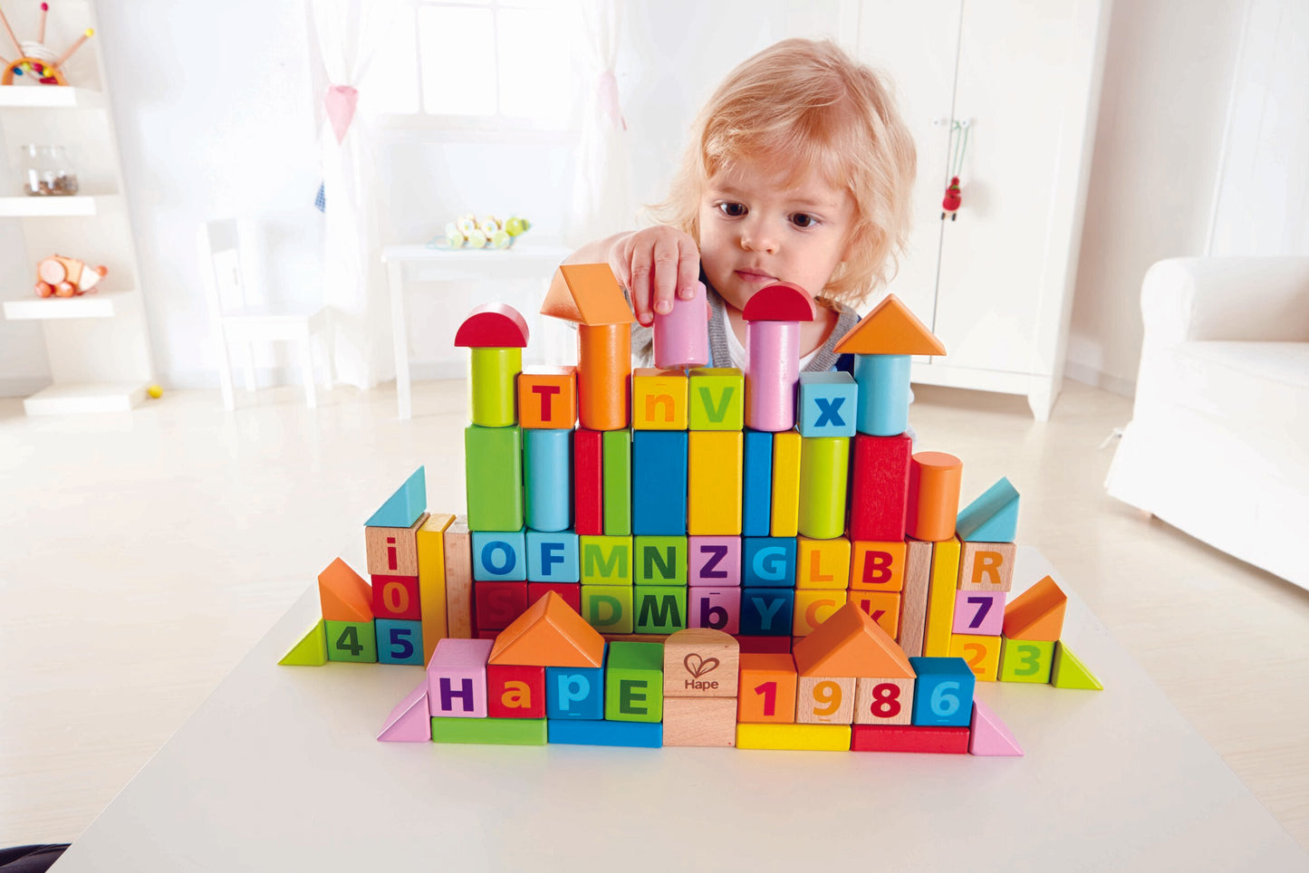 Cuburi din lemn de construit cu litere si cifre (80 piese in cutie)